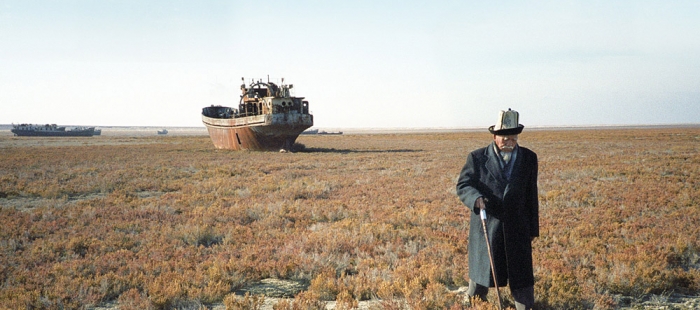 Über Wasser. Menschen und gelbe Kanister Über Wasser. Menschen und gelbe Kanister