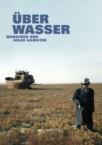 Über Wasser. Menschen und gelbe Kanister