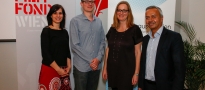 Gerlinde Seitner (Filmfonds Wien) mit den AutorInnen Irene Steindl (l.), Klaus Bichler (2.v.l., alle Medienhaus Wien) und Andy Kaltenbrunner (r.) Bild: Harri Mannsberger